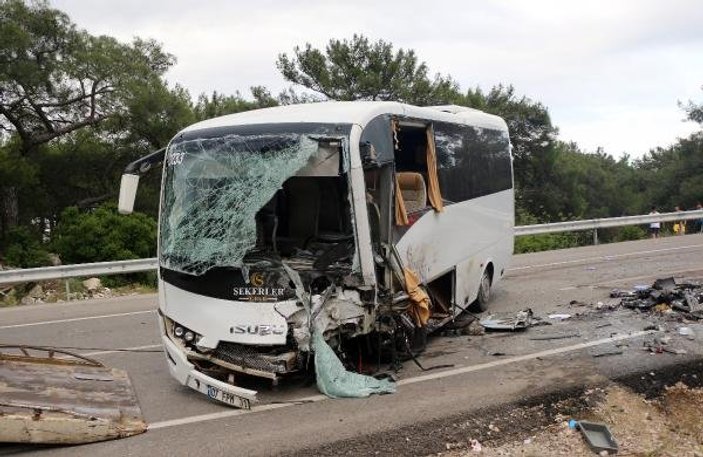Kontrolden çıkan minibüs kaza yaptı: 1 ölü, 17 yaralı