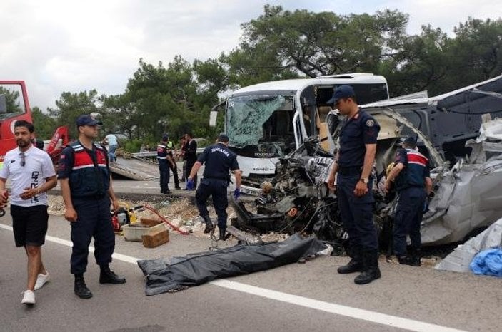 Kontrolden çıkan minibüs kaza yaptı: 1 ölü, 17 yaralı