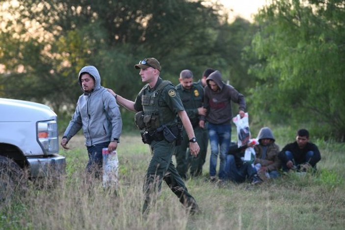 ABD, Meksika sınırında 100 binlerce göçmeni gözaltına aldı