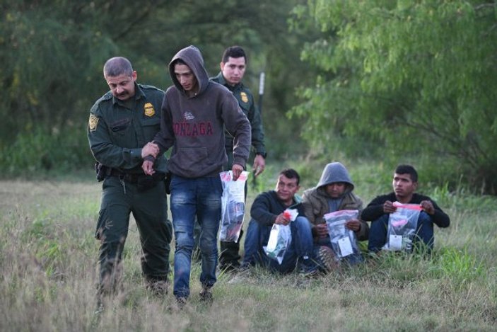 ABD, Meksika sınırında 100 binlerce göçmeni gözaltına aldı
