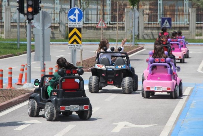 Çocuklara trafik eğitimi akülü araba ile veriliyor