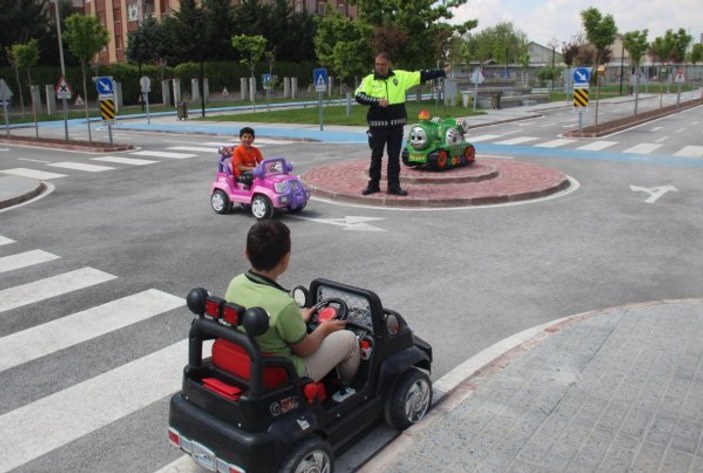 Çocuklara trafik eğitimi akülü araba ile veriliyor