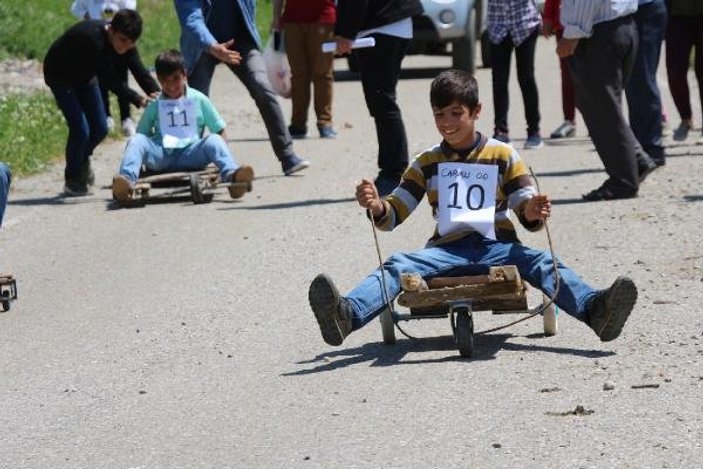 Tahtadan araba yapıp 'Çarıklı Formula' düzenlediler