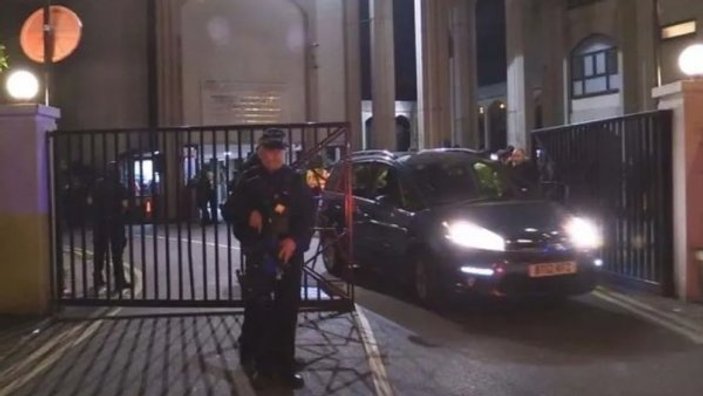 Londra'da silahlı bir kişi camiye girmeye çalıştı
