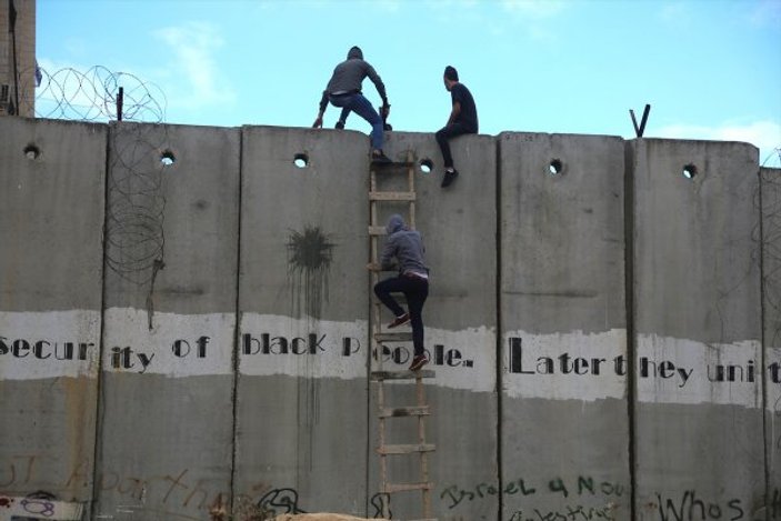 Mescid-i Aksa'ya gitmek isteyen Filistinliler duvara tırmandı