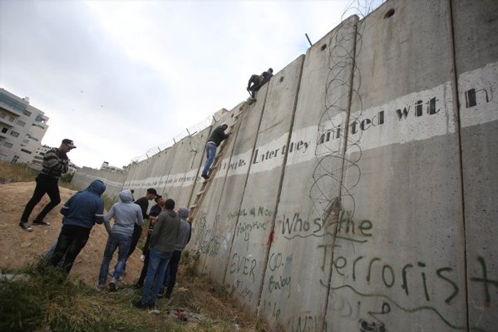 Mescid-i Aksa'ya gitmek isteyen Filistinliler duvara tırmandı