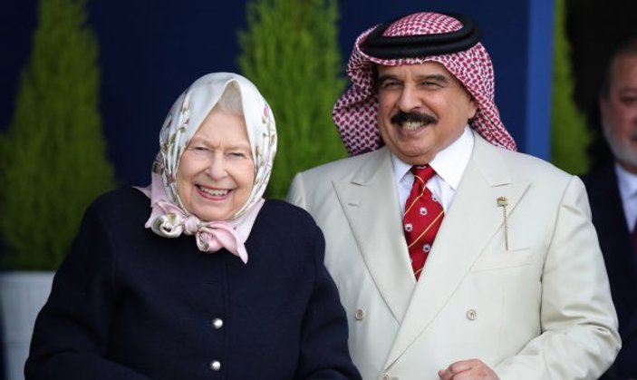 Kraliçe Elizabeth'e Bahreyn Kralı'nı ağırlama tepkisi