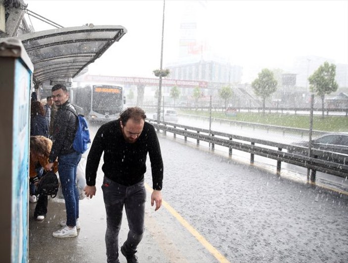 İstanbul'da dolu sürprizi