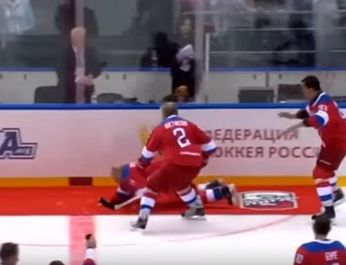 Putin hokey maçında yere düştü