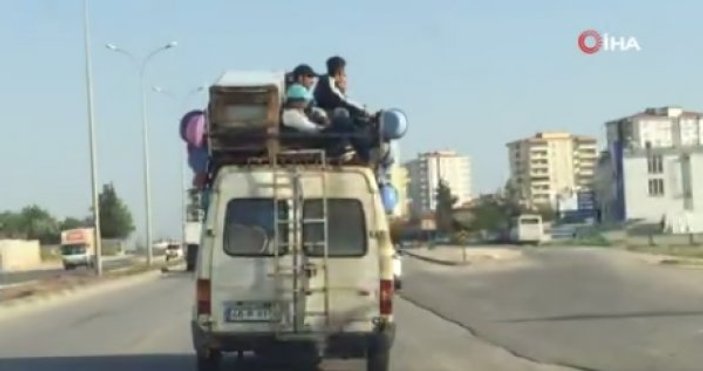 Gaziantep'te minibüsün tepesinde yolculuk ettiler