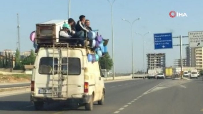 Gaziantep'te minibüsün tepesinde yolculuk ettiler