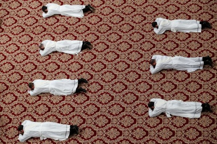 Rahipler Papa’nın önünde yerlere yattı