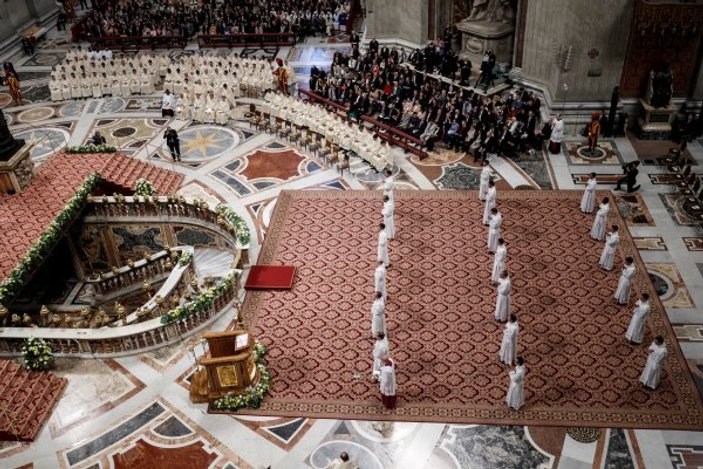 Rahipler Papa’nın önünde yerlere yattı