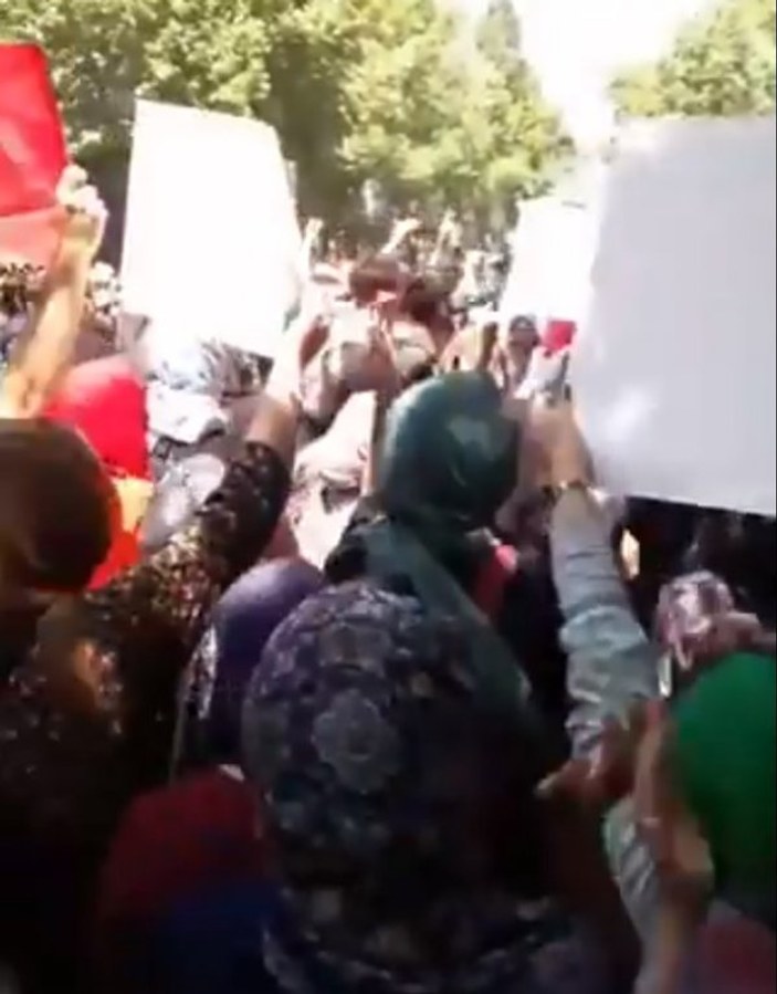 İran'da öğrenciler başörtüsünün zorunlu olmasını protesto etti