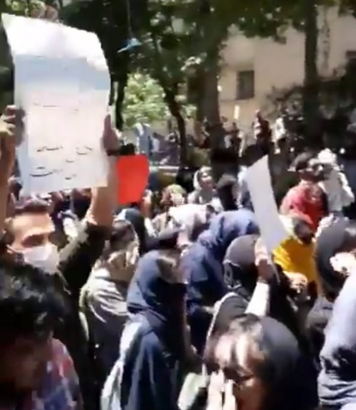 İran'da öğrenciler başörtüsünün zorunlu olmasını protesto etti