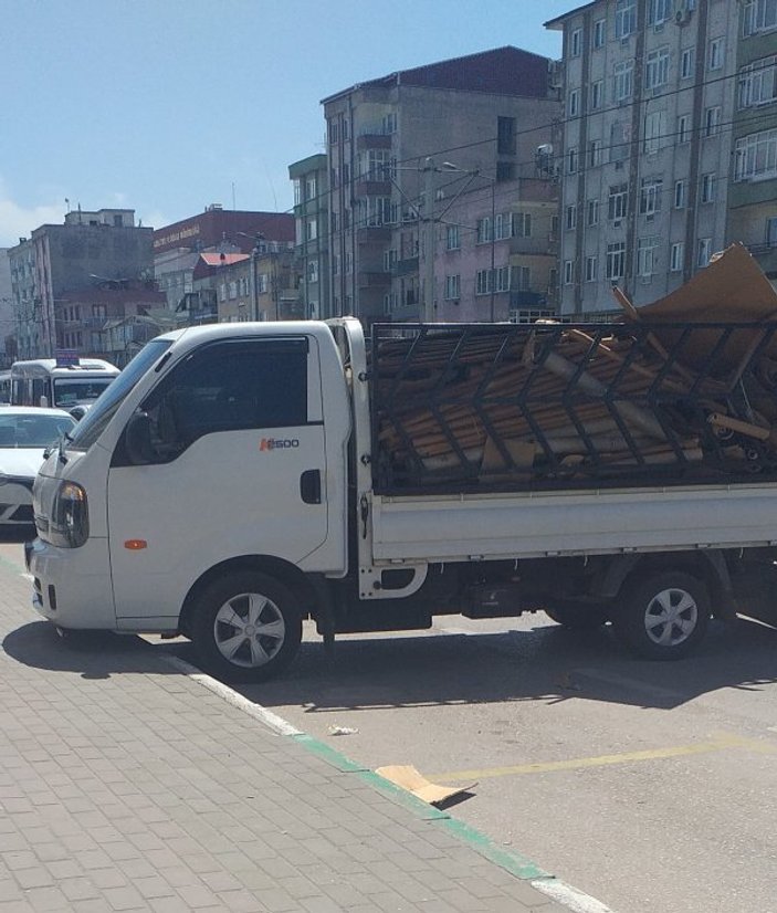 Bursa'da 4 gencin bulunduğu araç hurdaya döndü: 1 yaralı