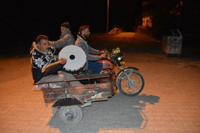 Sepetli motosikletli Ramazan davulcuları