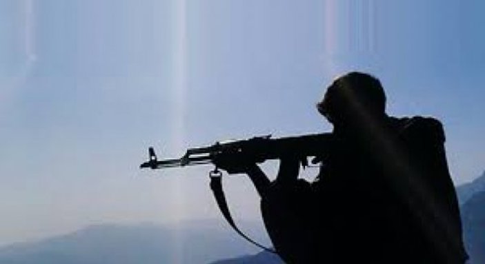 Hakkari'de PKK'lı teröristler taciz ateşi açtı: 1 asker şehit