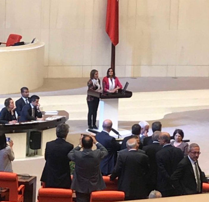 HDP'li vekiller Meclis'te kürsüyü işgal etti