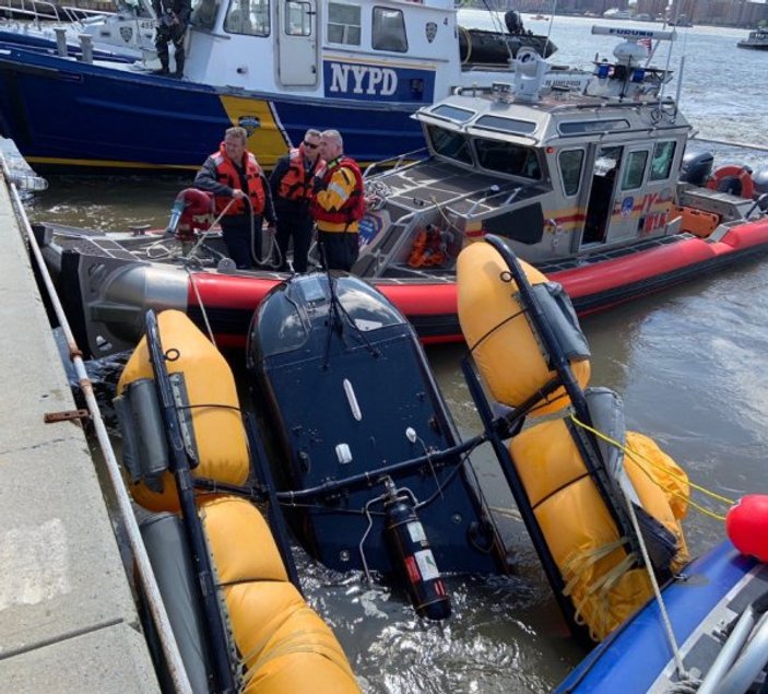 New York'ta helikopter nehre iniş yaptı