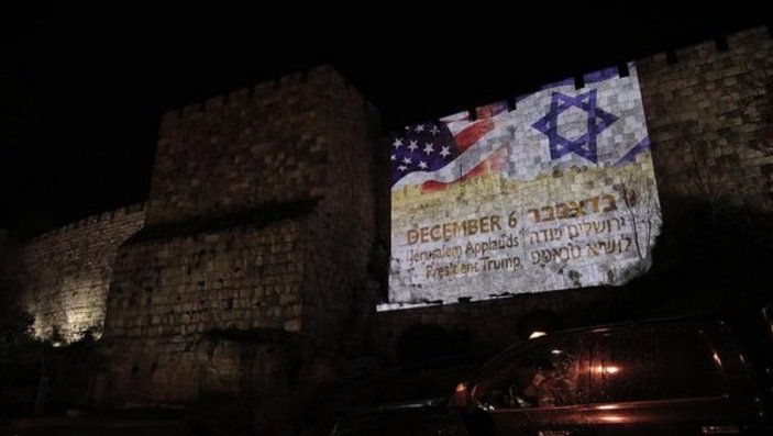 Kudüs’ün surlarına ABD ve İsrail bayrakları yansıtıldı