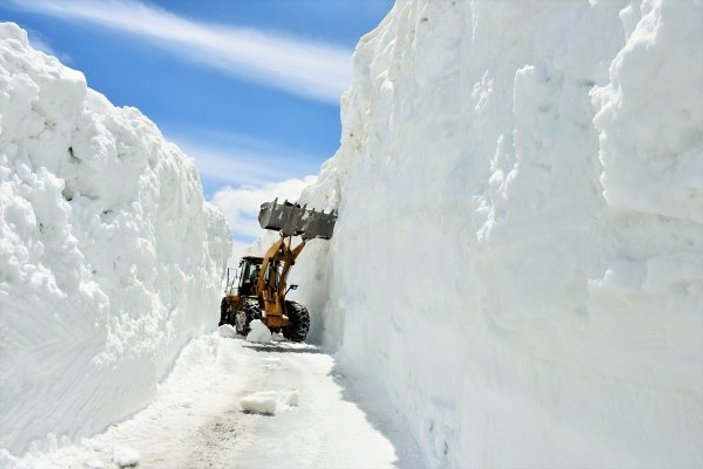 Muş'ta kardan kapalı olan yol açıldı
