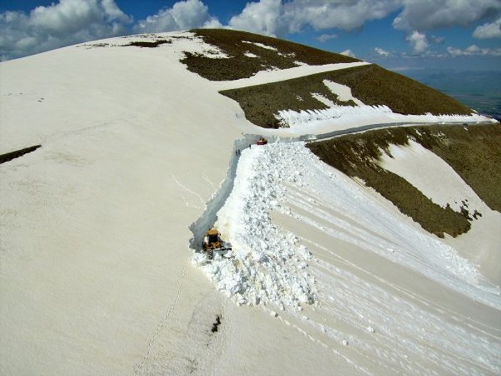 Muş'ta kardan kapalı olan yol açıldı