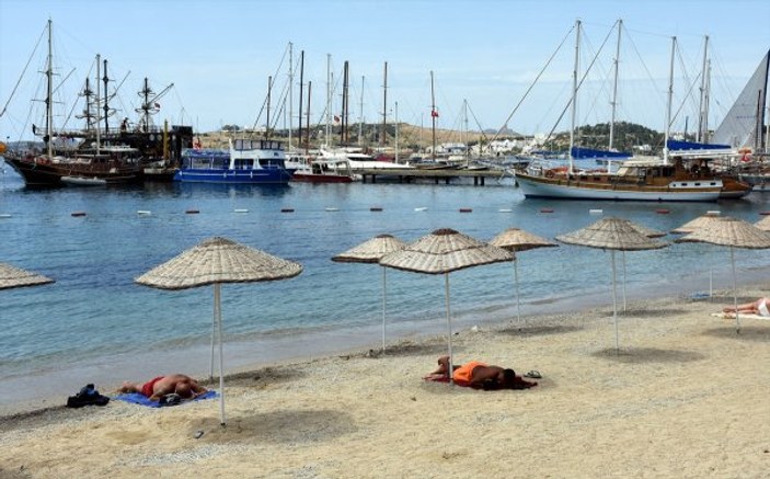 Bodrum'un halk plajlarındaki şezlonglar kaldırılıyor