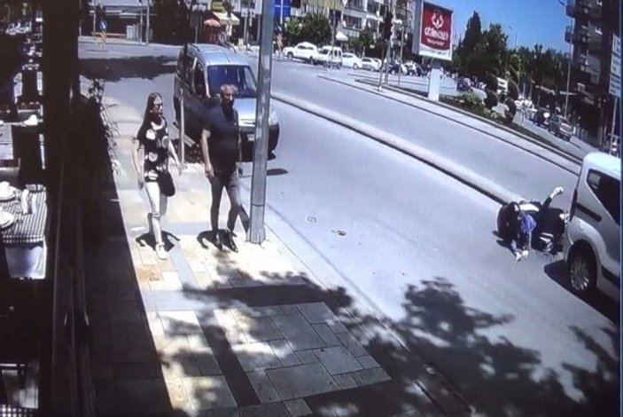 Denizli'de motosiklet sürücüsü otomobilin altına girdi