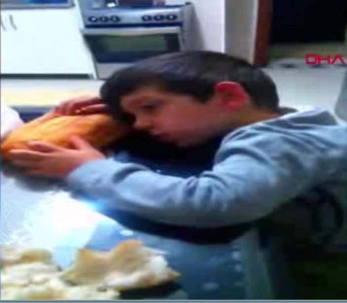 Sofrada ekmekle uyuklayan çocuk