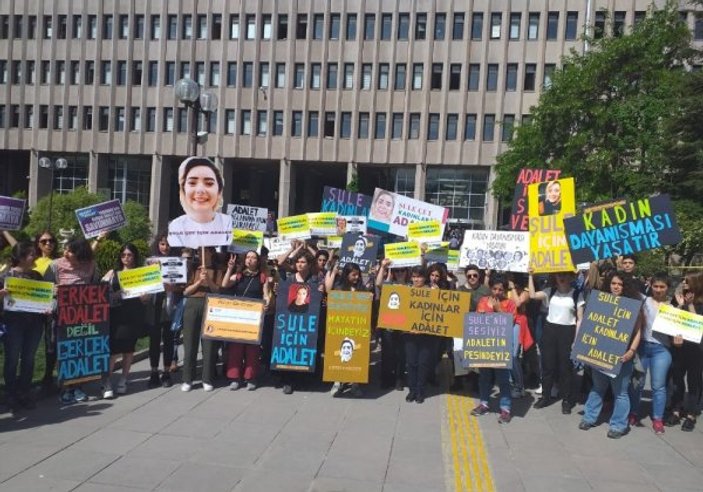 Ankaralılar Şule Çet davası için adliye binasında
