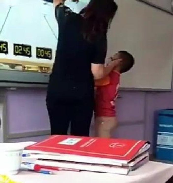Öğrenciyi döven öğretmene veliler destek verdi