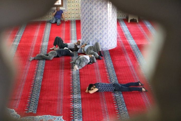 Şanlıurfa'da vatandaşlar park ve camilerde serinliyor