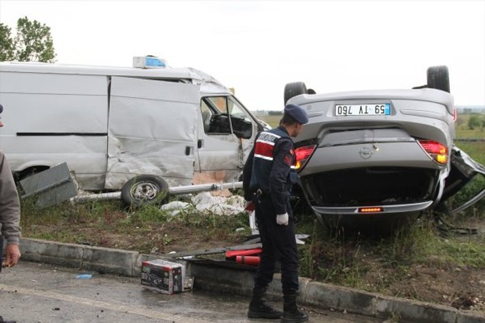 Tekirdağ'da otomobil ve minibüs çarpıştı: 2 ölü