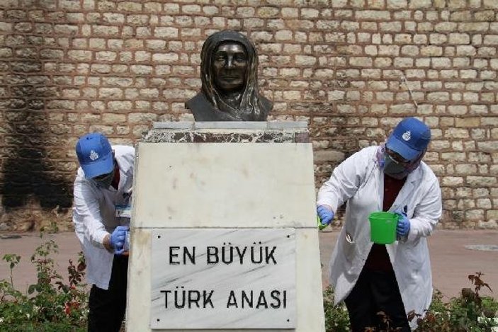 Atatürk ile Zübeyde Hanım büstünü uzmanlar temizledi