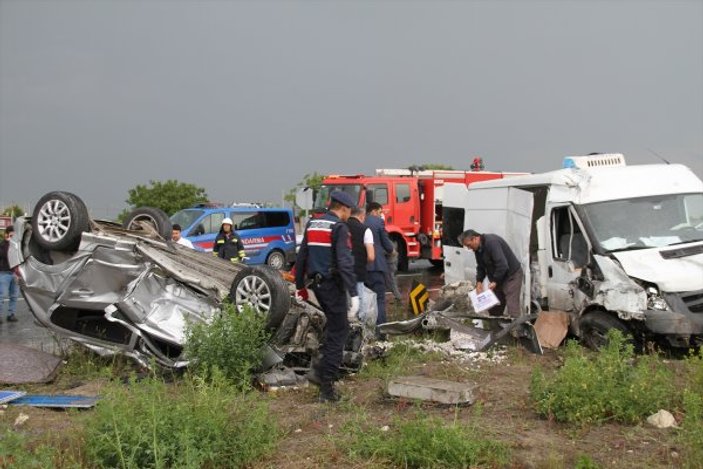 Tekirdağ'da otomobil ve minibüs çarpıştı: 2 ölü