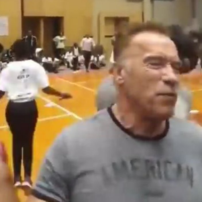 Arnold Schwarzenegger Güney Afrika'da saldırıya uğradı