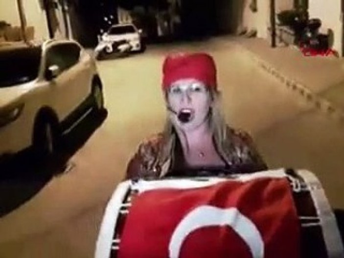 Muğla'da kadın davulcudan İzmir Marşı