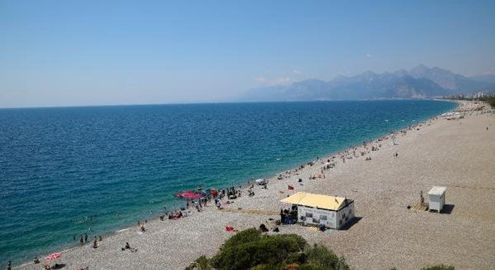 Antalya'da sıcaktan bunalanlar denize koştu