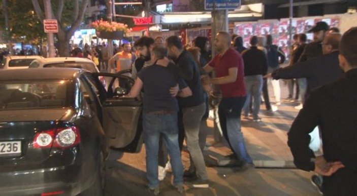 Bağdat Caddesi'nde kutlama yapan taraftarlara saldırı