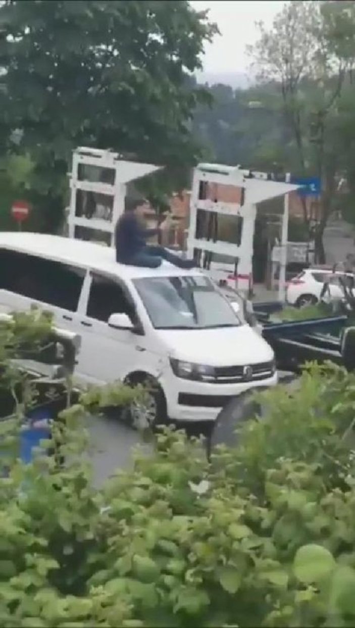 Beşiktaş'ta şoför, aracı çekilince otomobilinin üzerine çıktı