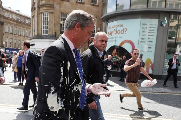 İngiliz siyasetçi Farage'a saldırı