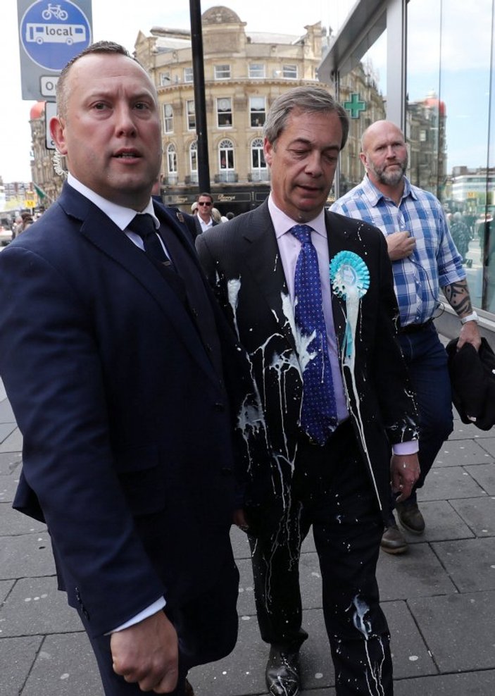 İngiliz siyasetçi Farage'a saldırı