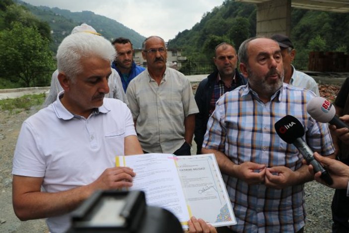 Fırtına Vadisi'nde yapı kayıt belgesi gösteren vatandaşlar