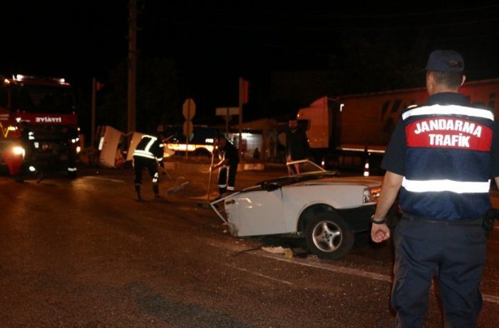 Manisa'da otomobil ikiye bölündü: 3 yaralı