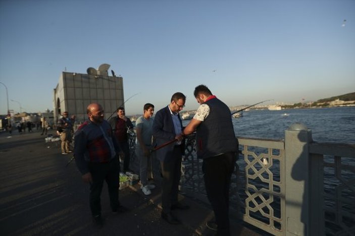 Bakan Kasapoğlu Galata Köprüsü'nde balıkçılarla buluştu