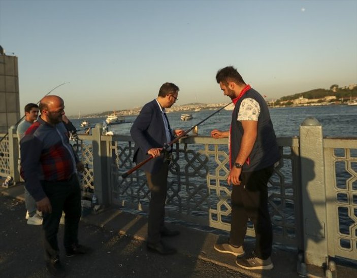 Bakan Kasapoğlu Galata Köprüsü'nde balıkçılarla buluştu
