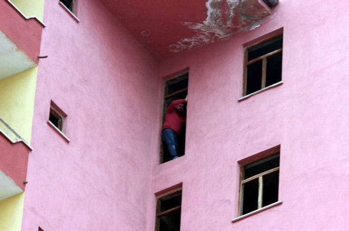 Kayseri'de intihar için 12. katın penceresine çıktı