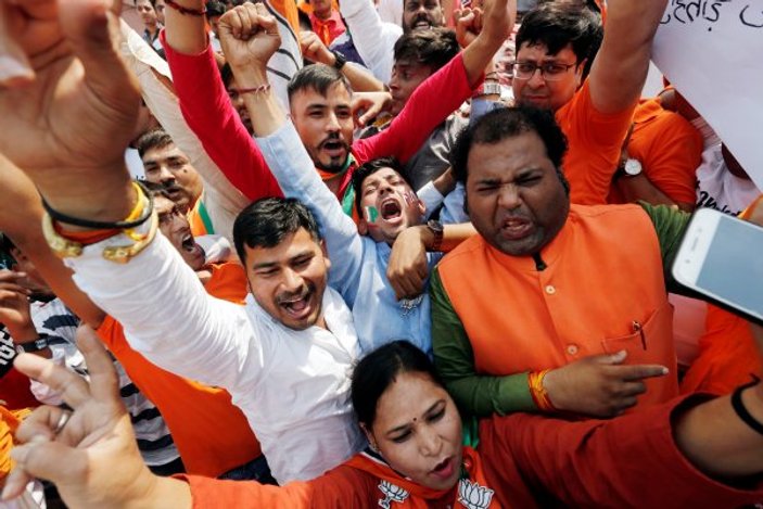 Hindistan'da seçimleri Modi'nin partisi kazandı