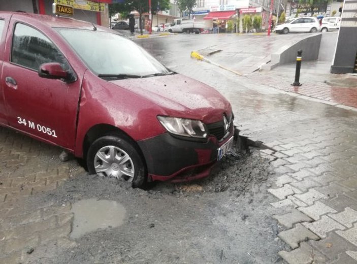 Şiddetli yağış yolu çökertti, taksi çukura düştü